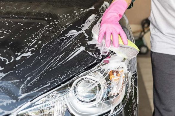 shampooing pour bébé utilisé pour nettoyer une voiture