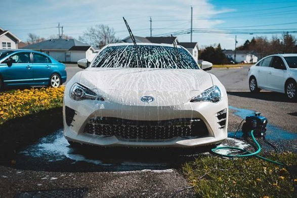 une voiture recouverte de savon en cours de lavage
