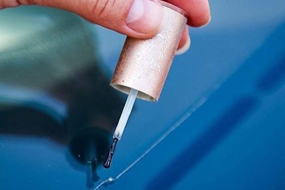 vernis à ongles utilisé pour recolorer une rayure sur un véhicule