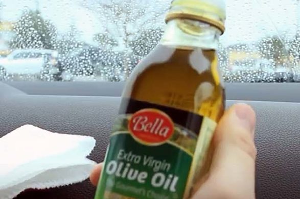 une bouteille d'huile d'olive dans une voiture