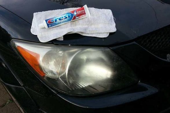 une bouteille de dentifrice au-dessus d'un phare de voiture