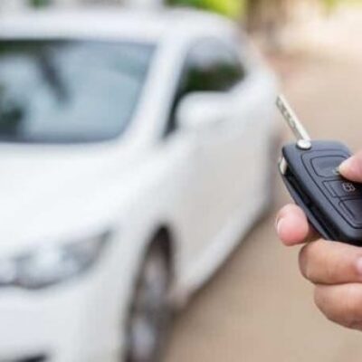 Comment déverrouiller et démarrer une voiture avec un porte-clés mort