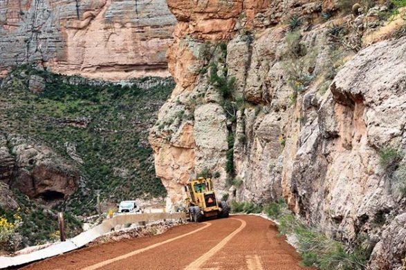 La machinerie lourde repave la route panoramique du sentier Apache en Arizona