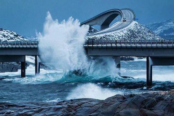 une vague s'écrase sur la route de l'océan atlantique en norvège