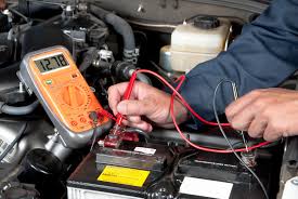 Test de la tension sur la batterie de la voiture avec un multimètre.  Dépannage de la voiture