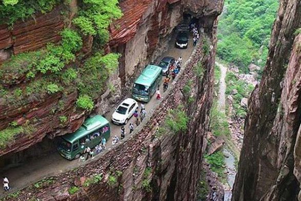 Une vue de la route du tunnel de Guoliang en Chine