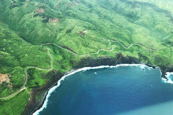 Une vue de la route de la hana à hawaii depuis les airs