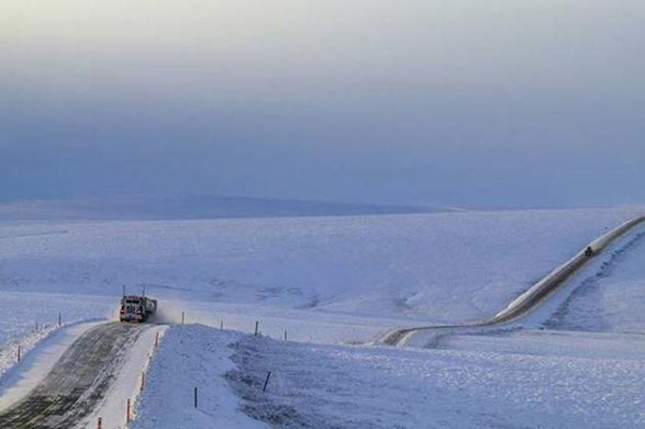 Une scène de neige stérile le long de l'autoroute James Dalton en Alaska