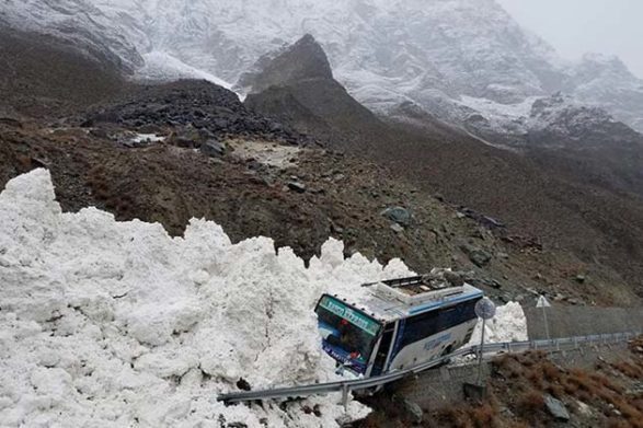 une avalanche sur l'autoroute du karakoram à la frontière du pakistan et de la chine
