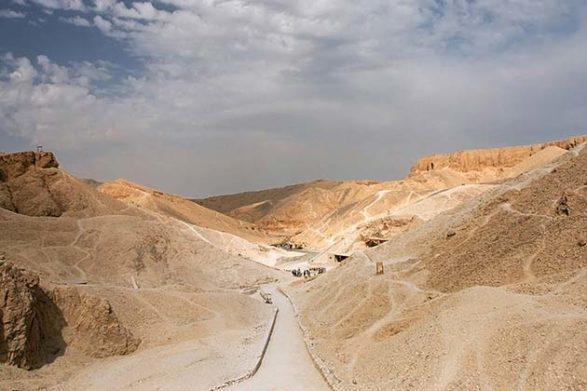 La route de Louxor al Hurghada en Egypte s'étend dans le désert
