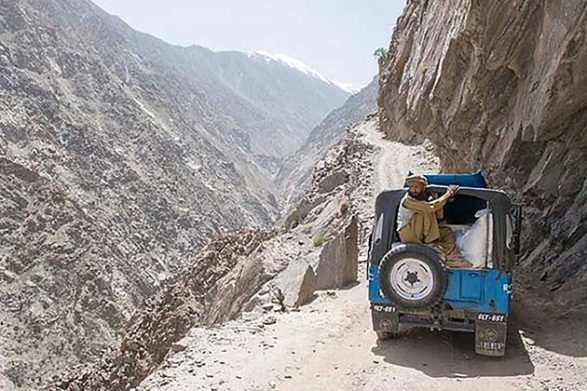 Un SUV tente de se frayer un chemin le long de l'étroite route de gravier du col de Nanga Parbat au Pakistan
