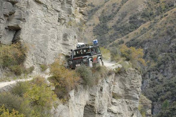 un véhicule tout-terrain parvient à rester sur la route du canyon des skippers sans garde-corps