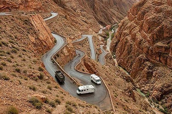 Tizi n test au Maroc coupe le flanc de la montagne