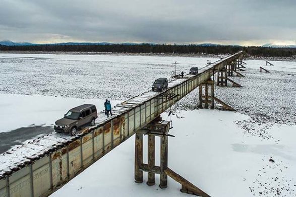 Une vue sur le pont de la rivière Vitim sur la rivière gelée en Russie