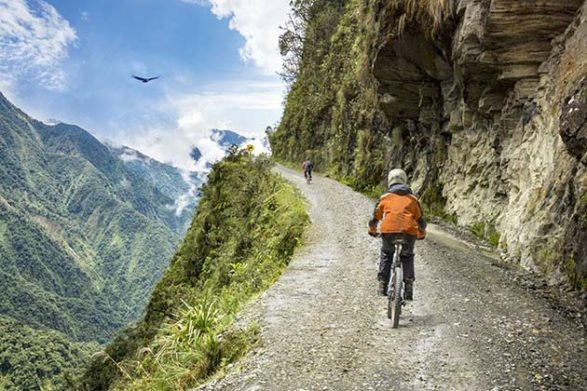 Les motards voyagent le long de la route des yungas en bolivie