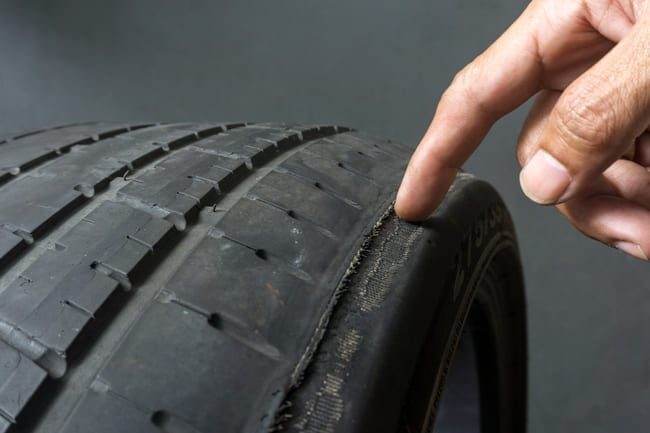 Symptômes de problèmes d'alignement des roues : usure inégale ou anormale des pneus