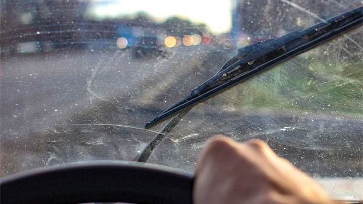 cause of windshield scratch