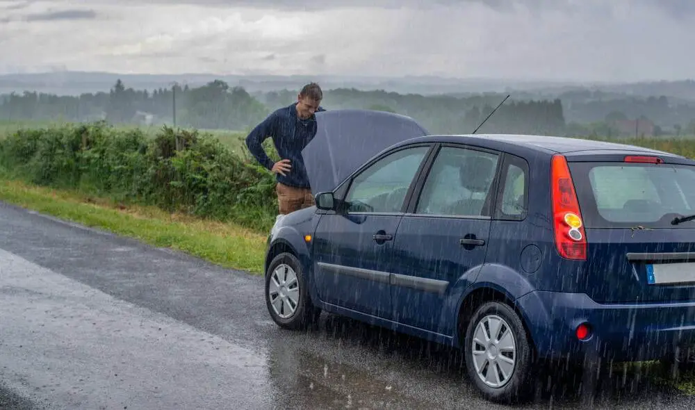 You are currently viewing Est-il sécuritaire de conduire une voiture sous la pluie ?