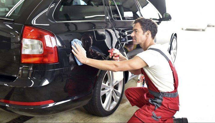 car cleaning man polishing car 590774337 5a2aa3217bb2830037bfdb44 e1513938769610