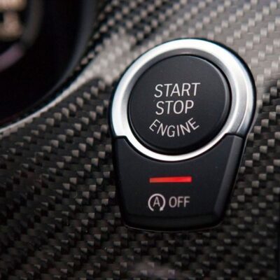 Que se passe-t-il si vous appuyez sur le bouton de démarrage en conduisant