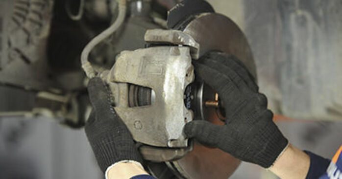 Recommandations étape par étape pour le remplacement DIY des plaquettes de frein Mazda 3 bk 2009 1.4
