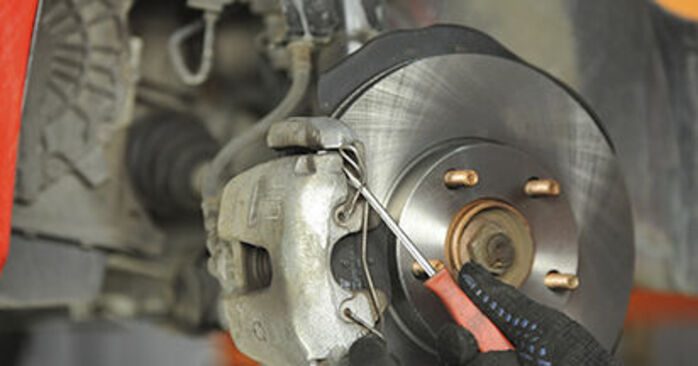 Remplacement des plaquettes de frein de la Mazda 3 bk 1.6 DI Turbo 2005: Manuels d'atelier gratuits