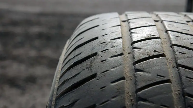 bandes de roulement de pneus usées