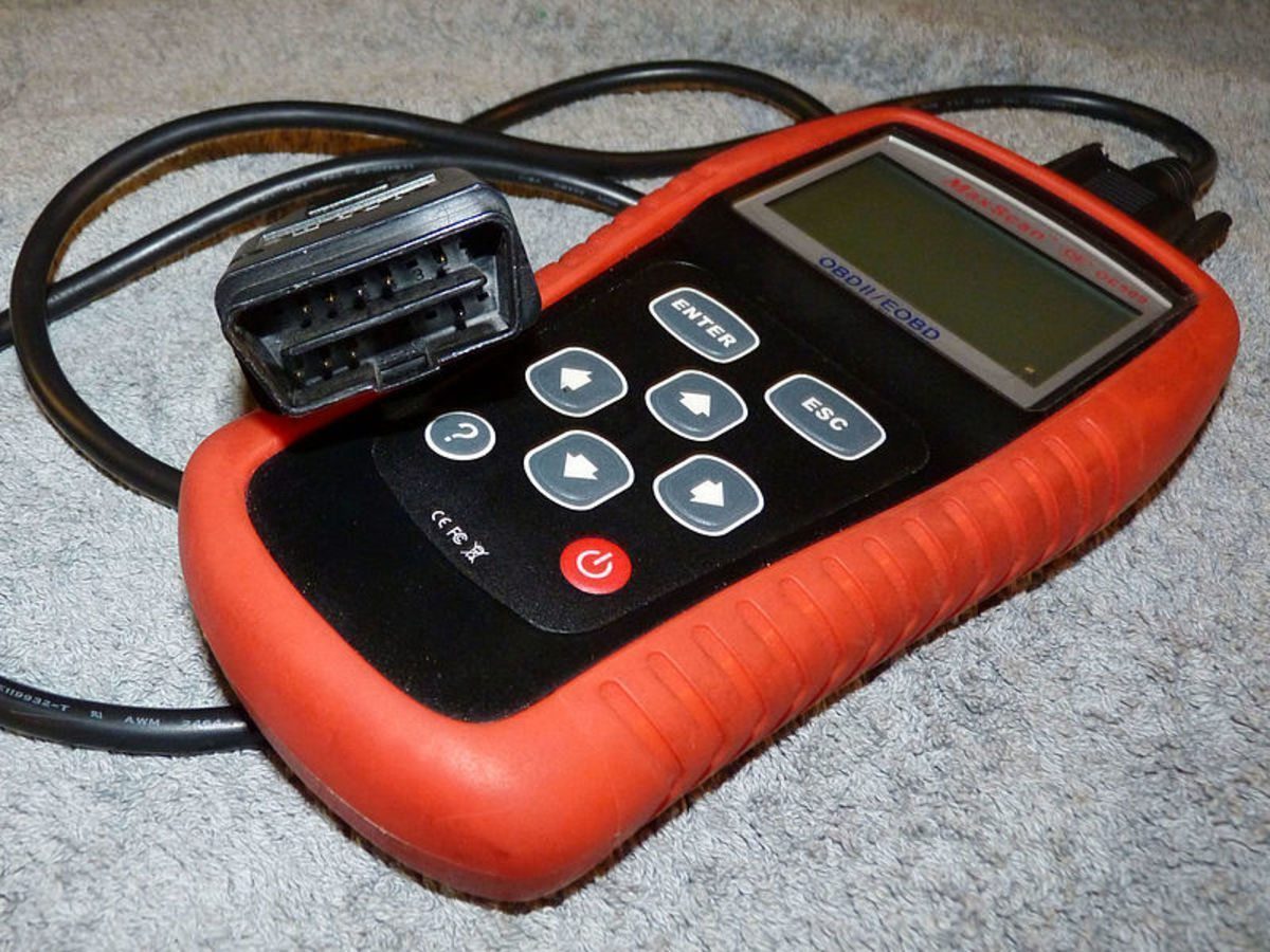 Use un escáner para descargar códigos de problemas de diagnóstico de la computadora del vehículo.