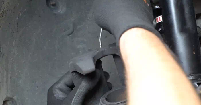 Le changement de bras de commande sur Mercedes W203 2000 ne sera pas un problème si vous suivez ce guide illustré étape par étape