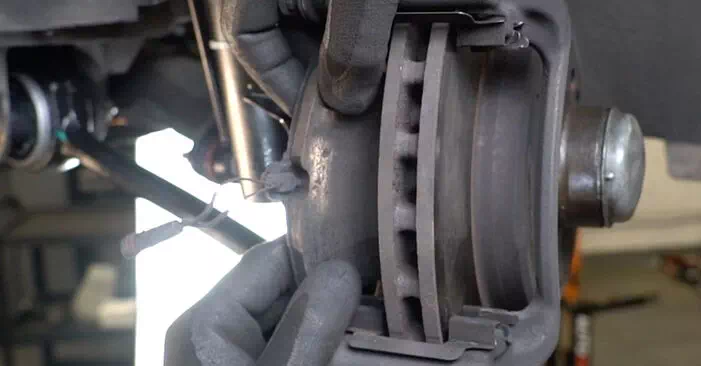 Remplacement du bras de suspension de la MERCEDES-BENZ C-CLASS C 200 1.8 Kompressor (203.042): guides en ligne et tutoriels vidéo