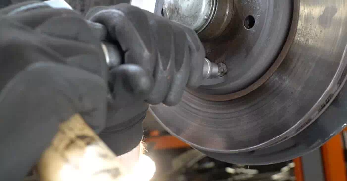 Le remplacement DIY du bras de suspension sur MERCEDES-BENZ Classe C Berline (W203) C 220 CDI 2.2 (203.008) 2006 n'est plus un problème avec notre tutoriel étape par étape