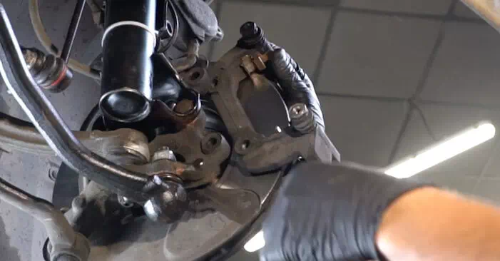 Comment supprimer le bras de contrôle MERCEDES-BENZ C-CLASS C 200 CDI 2.2 (203.007) 2004 - Instructions en ligne faciles à suivre