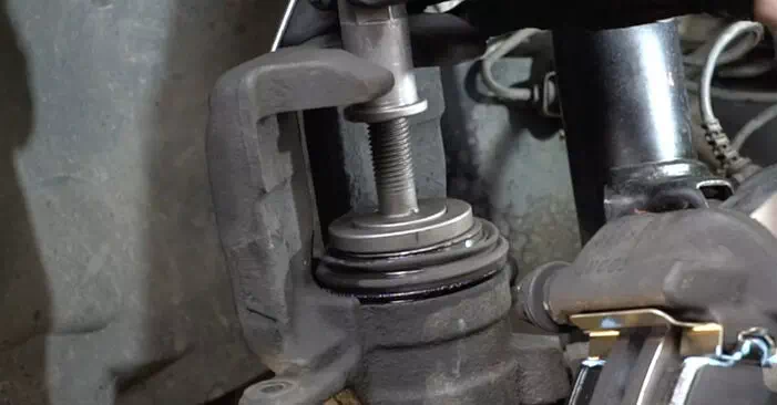 Bremssattelkolben zurückschieben Mercedes W203