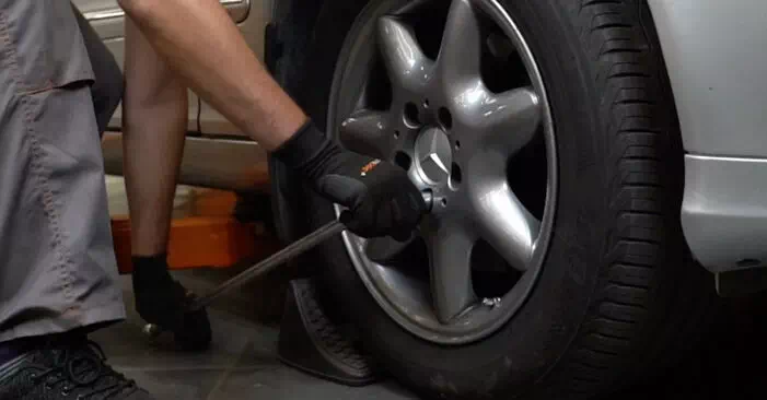 Comment remplacer le bras de suspension de MERCEDES-BENZ Classe C Berline (W203) C 220 CDI 2.2 (203.006) 2001 - Manuels et guides vidéo étape par étape