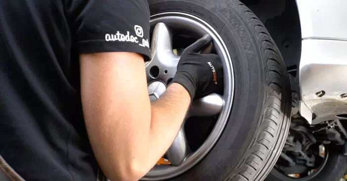 Comment changer le bras de suspension sur une MERCEDES-BENZ Classe C Berline (W203) 2004 - Trucs et astuces