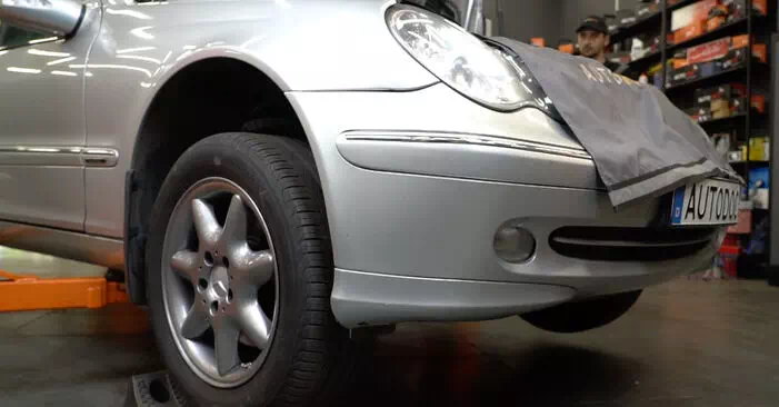 Mercedes W203 C 180 1.8 Kompressor (203.046) 2002 Remplacement du bras de suspension: manuels d'atelier gratuits