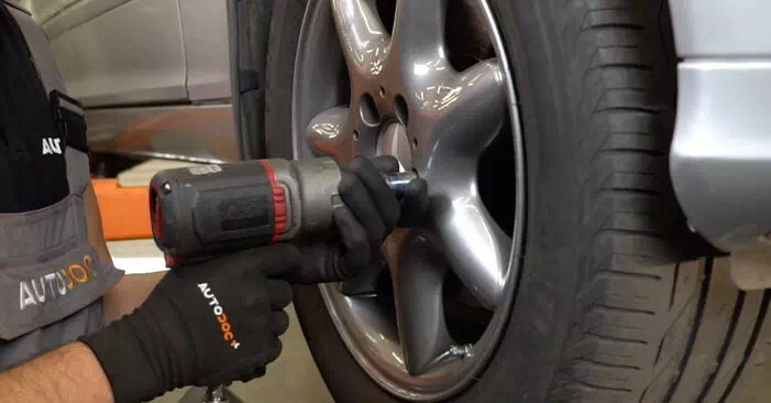 Changement de Bras de Suspension sur MERCEDES-BENZ Classe C Berline (W203) C 200 CDI 2.2 (203.004) 2003 par vous-même