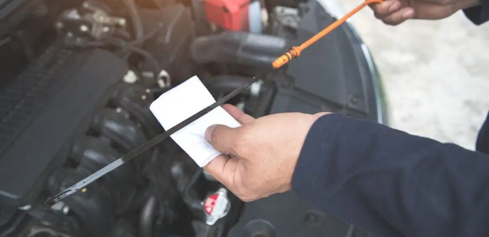 Comprobación del nivel de aceite del motor