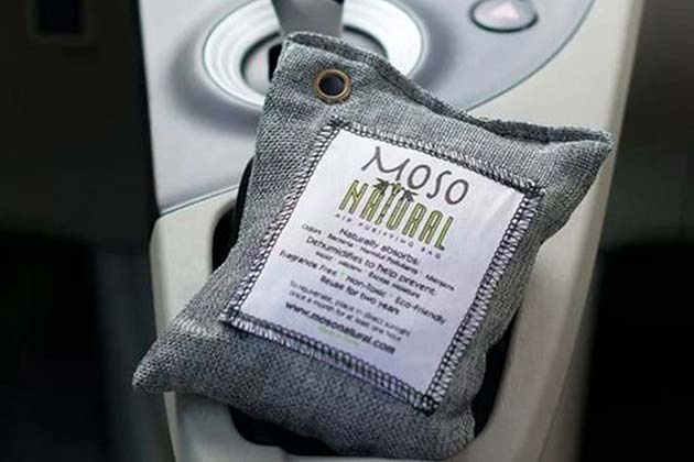 un sac de charbon de bois dans une voiture pour absorber les odeurs