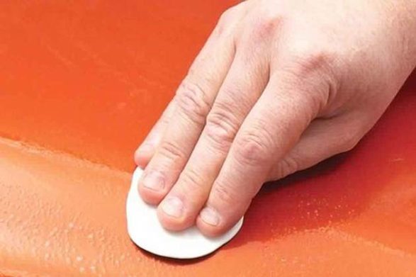 une barre d'argile éliminant la graisse d'une voiture