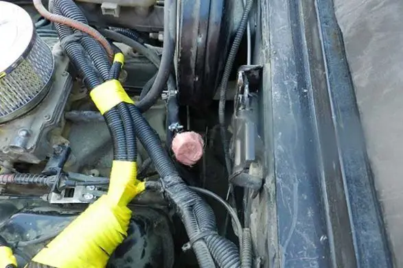 gomme couvrant un tuyau à l'intérieur d'une voiture