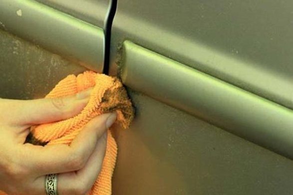 un chiffon essuyant l'extérieur d'une voiture avec de la mayonnaise pour enlever les taches
