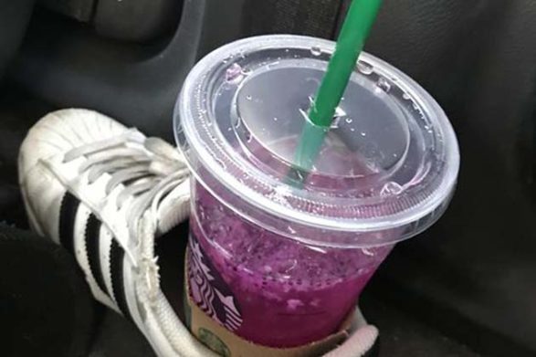 un verre Starbucks assis dans une chaussure comme s'il s'agissait d'un porte-gobelet