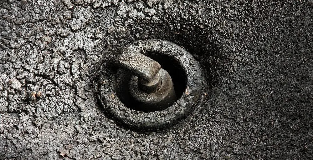 Bujía sucia con hollín