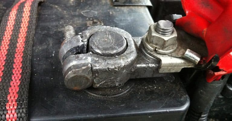 Conectores de batería, apriétalos. Problema común cuando tu coche hace clics.
