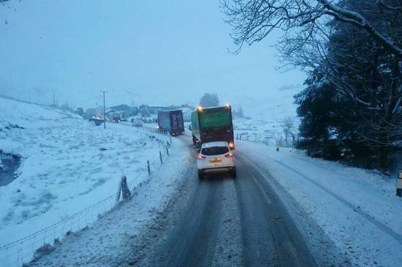 une nuit enneigée le long de l'A44 au Pays de Galles