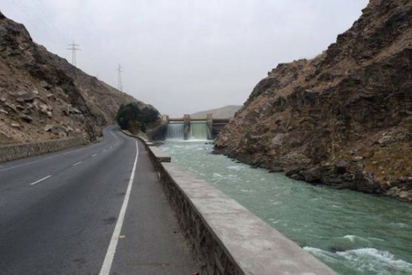 Ein Flussstau entlang des Kabul-Jalalabad Highway in Afghanistan