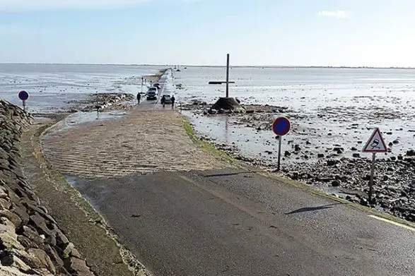 Niedrigwasser am Passage du Gois in Frankreich