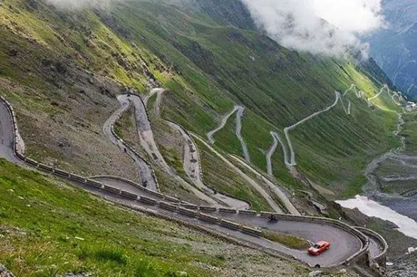 The windy mountain trail of the Patiopoulo-Perdikaki Road in Greece