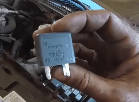 Imagen del relé de arranque que debes localizar en el centro de distribución de energía.